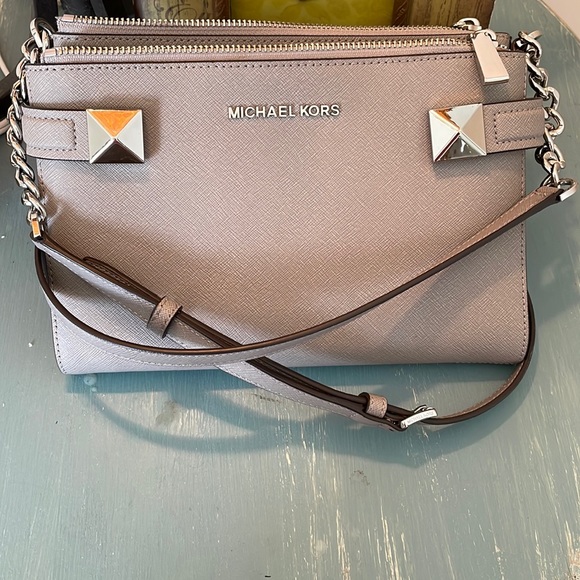 MICHAEL Michael Kors Handbags - Michael Kors Crossbody purse handbag snap 🫰 opening gray 🩶